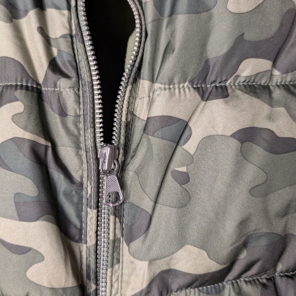 Old Navy Camouflage Puffy Puffer Vest Pockets Zipper Sleeveless Like New Size M - Picture 10 of 12
